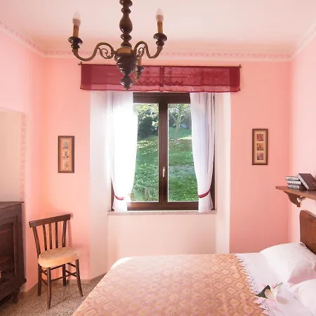 Bruna Montefeltro, Indipendente Circondata Da Un Grande Giardino Villa Perticara