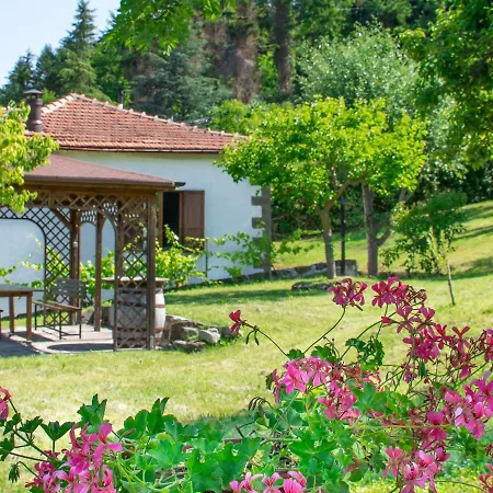Bruna Montefeltro, Indipendente Circondata Da Un Grande Giardino Villa Perticara