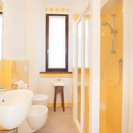 Bruna Montefeltro, Indipendente Circondata Da Un Grande Giardino Villa
