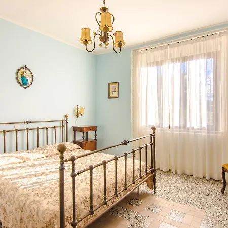 Bruna Montefeltro, Indipendente Circondata Da Un Grande Giardino Villa Perticara