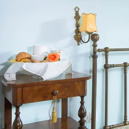 Bruna Montefeltro, Indipendente Circondata Da Un Grande Giardino * Perticara