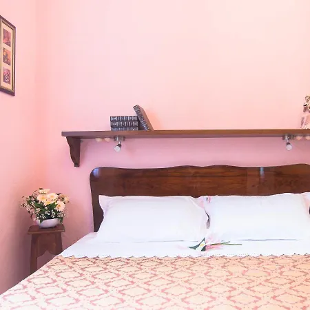 Bruna Montefeltro, Indipendente Circondata Da Un Grande Giardino Villa