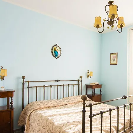 Bruna Montefeltro, Indipendente Circondata Da Un Grande Giardino Villa *