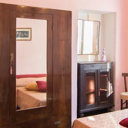 Bruna Montefeltro, Indipendente Circondata Da Un Grande Giardino Villa Perticara