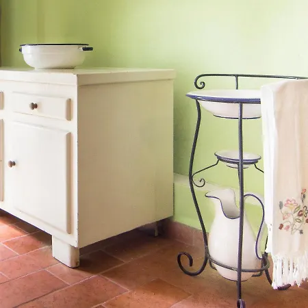 Bruna Montefeltro, Indipendente Circondata Da Un Grande Giardino * Perticara