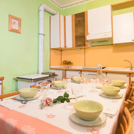 Bruna Montefeltro, Indipendente Circondata Da Un Grande Giardino Villa