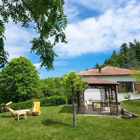 Bruna Montefeltro, Indipendente Circondata Da Un Grande Giardino 别墅