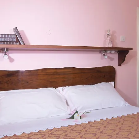 Bruna Montefeltro, Indipendente Circondata Da Un Grande Giardino * Perticara