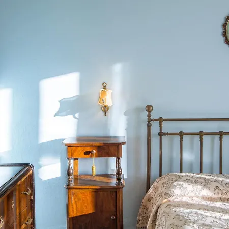 Bruna Montefeltro, Indipendente Circondata Da Un Grande Giardino