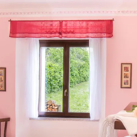 Bruna Montefeltro, Indipendente Circondata Da Un Grande Giardino *