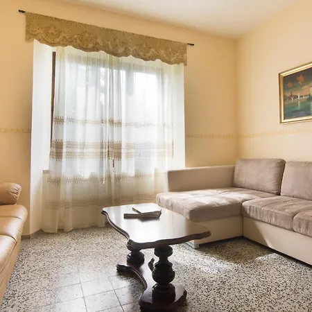 Bruna Montefeltro, Indipendente Circondata Da Un Grande Giardino Villa Perticara