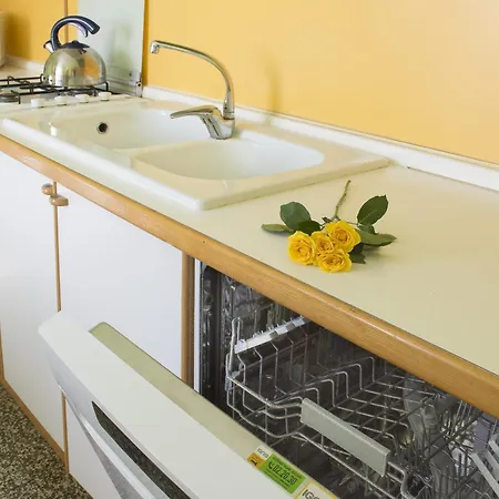 Bruna Montefeltro, Indipendente Circondata Da Un Grande Giardino Villa