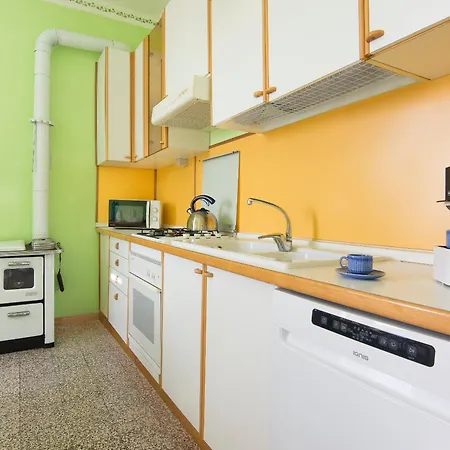 Bruna Montefeltro, Indipendente Circondata Da Un Grande Giardino