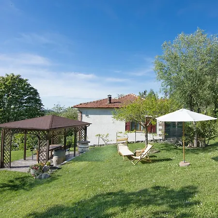 Bruna Montefeltro, Indipendente Circondata Da Un Grande Giardino Perticara