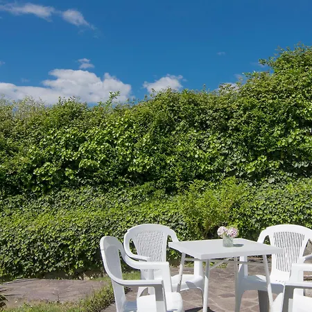 Bruna Montefeltro, Indipendente Circondata Da Un Grande Giardino Villa