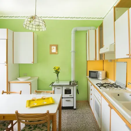 Bruna Montefeltro, Indipendente Circondata Da Un Grande Giardino