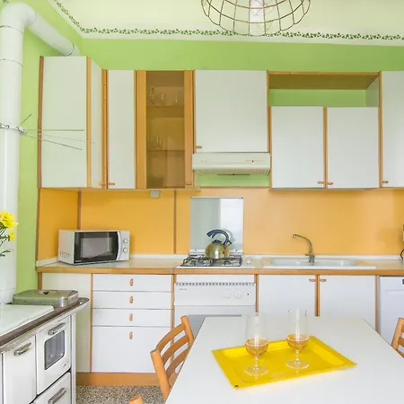 Bruna Montefeltro, Indipendente Circondata Da Un Grande Giardino Villa *